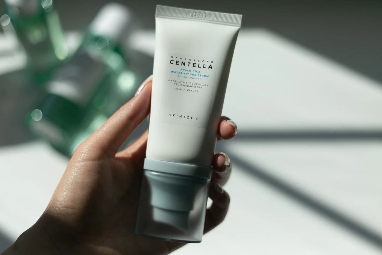 کرم ضد آفتاب بی رنگ سنتلا با SPF 50 حجم 50 میلی لیتر
